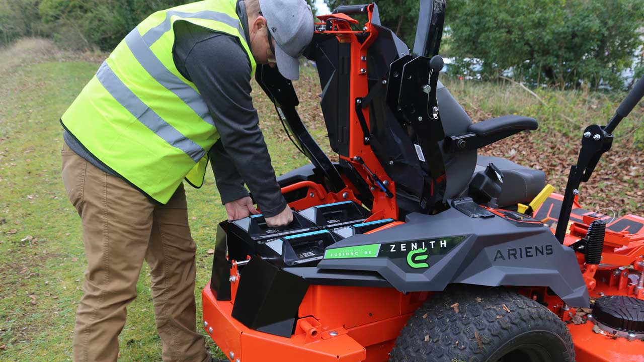 Zero Turn Lawn Mowers, Push Mowers and Finishing Tools Ariens